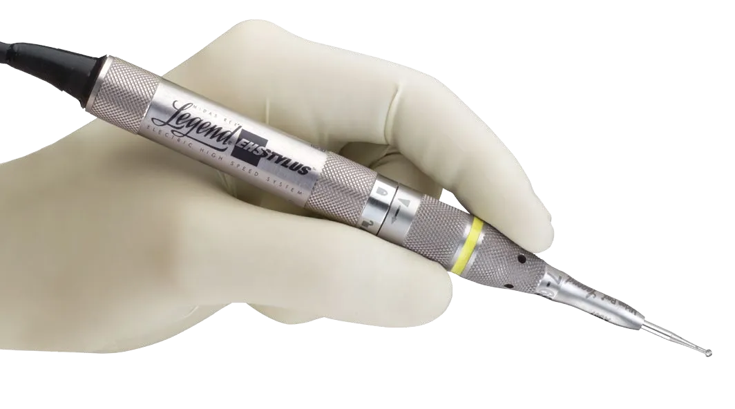 mano sosteniendo herramientas midas rex legend