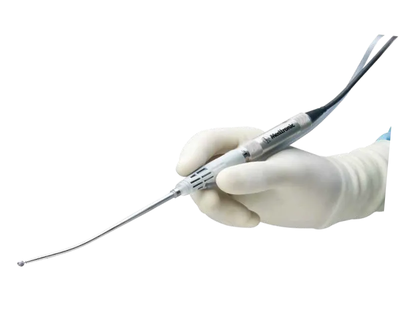 mano sosteniendo fresas transnasales medtronic