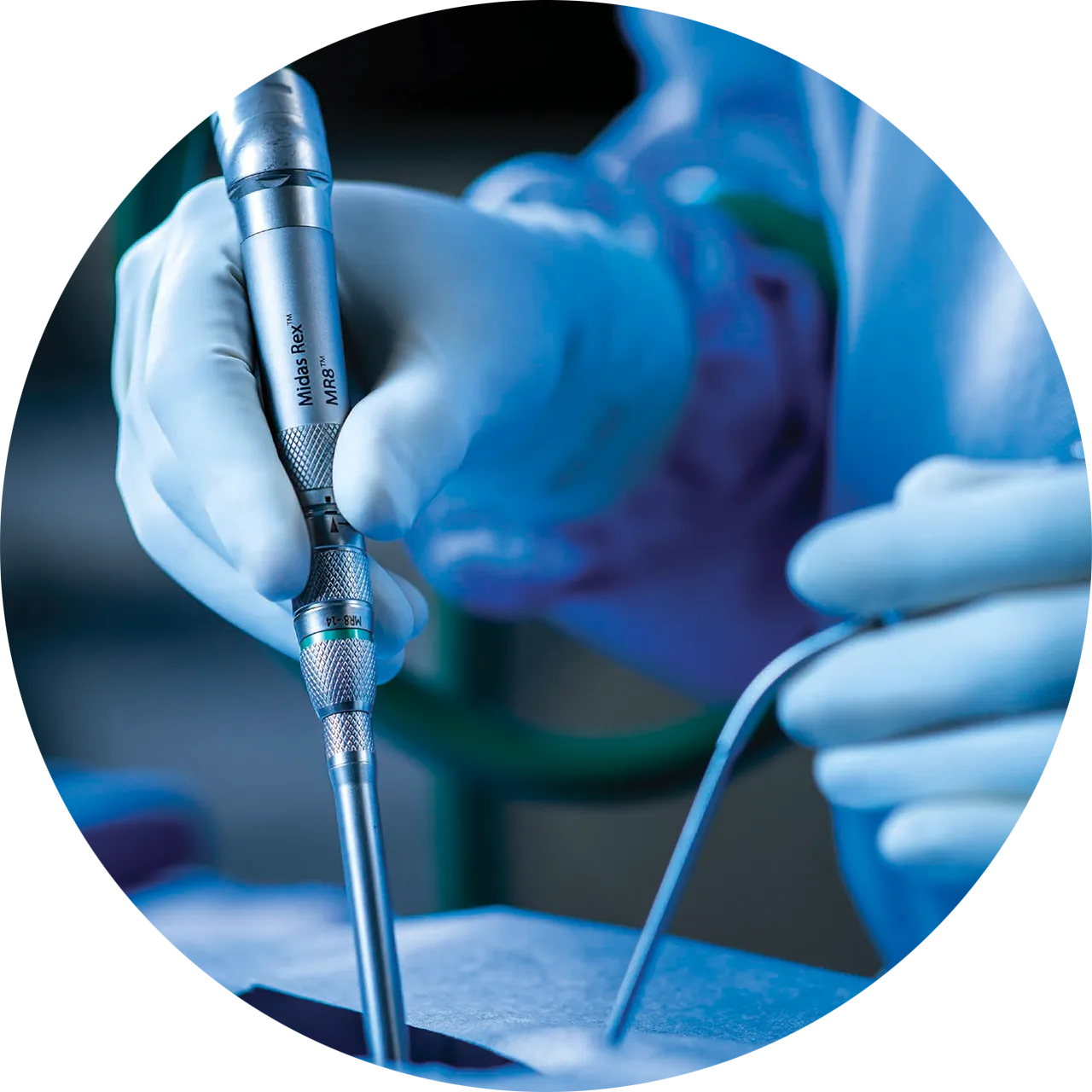 foto de cirujano usando en sistema midas rex mr8 de medtronic